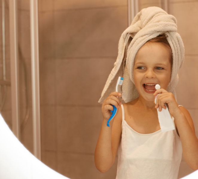 enseñar a lavarse los dientes a tus hijos